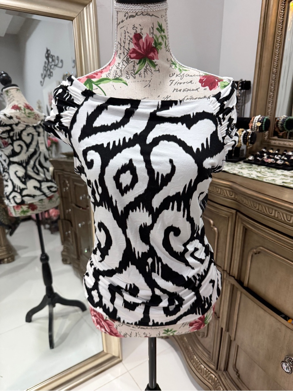 Ann Taylor Black & White Abstract Ruched Shoulder Top